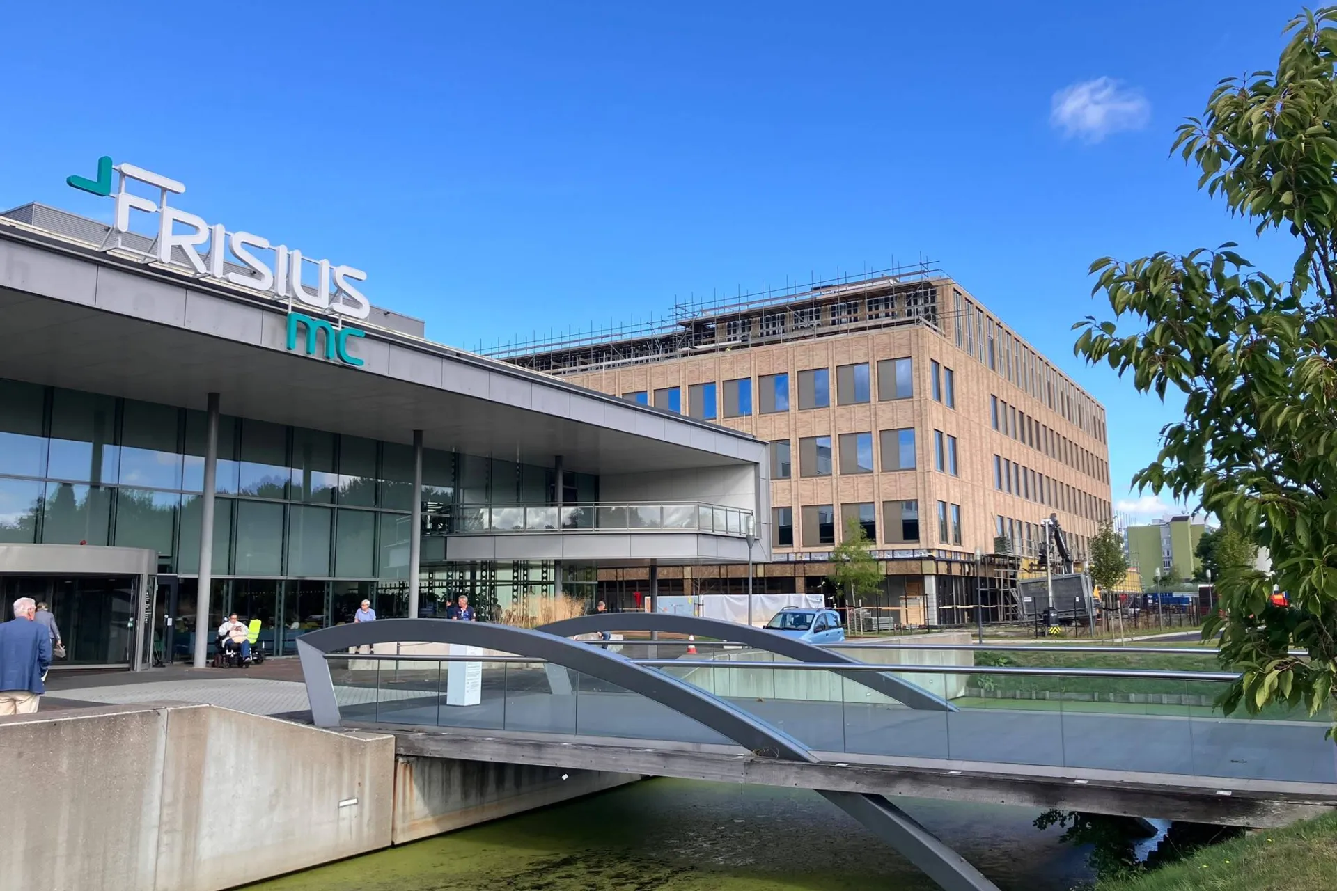 Buitenzicht van het ziekenhuisgebouw Frisius MC Leeuwarden met de nieuwbouw ernaast dat uit de stijgers is.