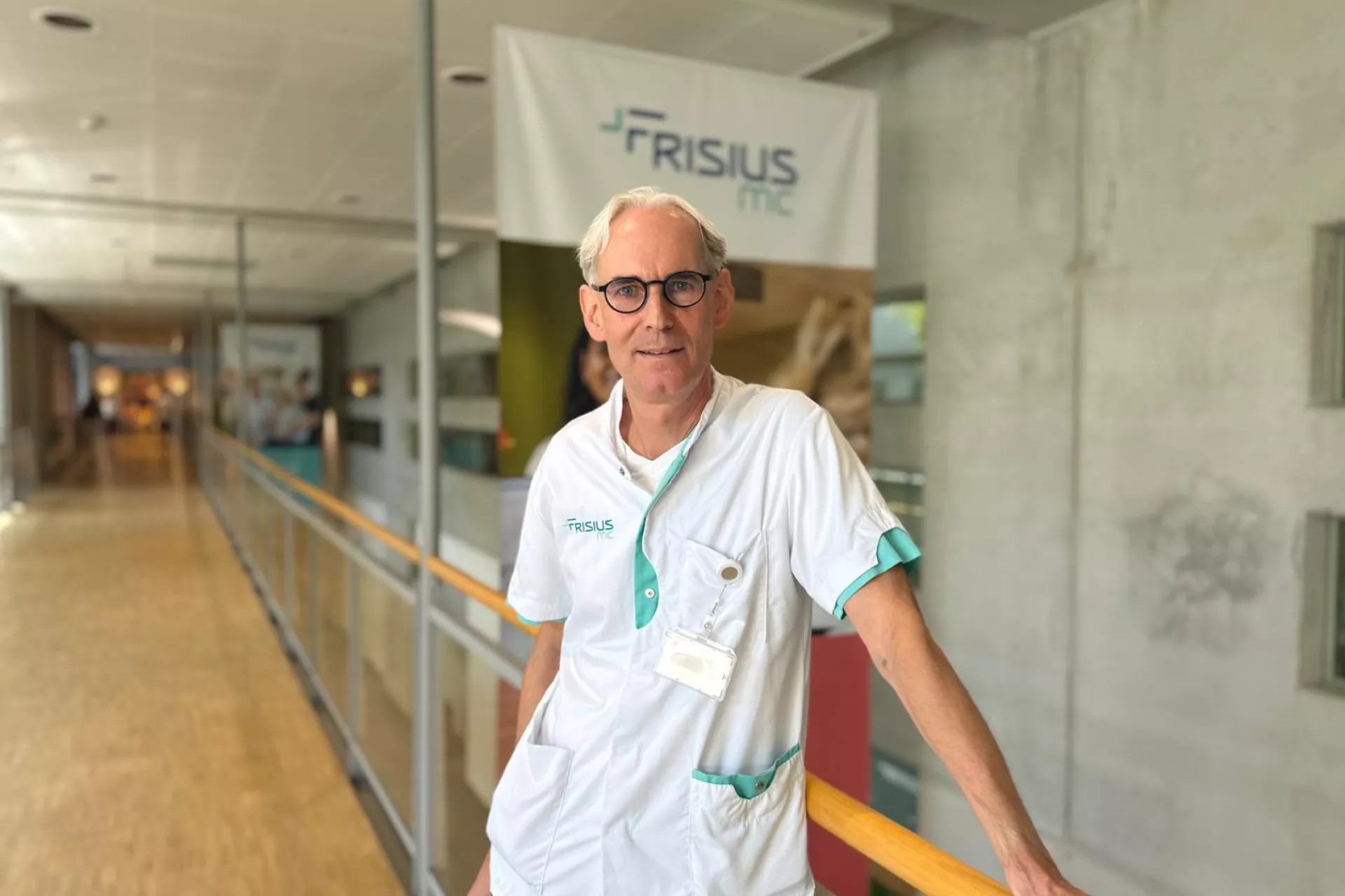 Medisch professional Erik van der Meij poseert in ziekenhuisgang.