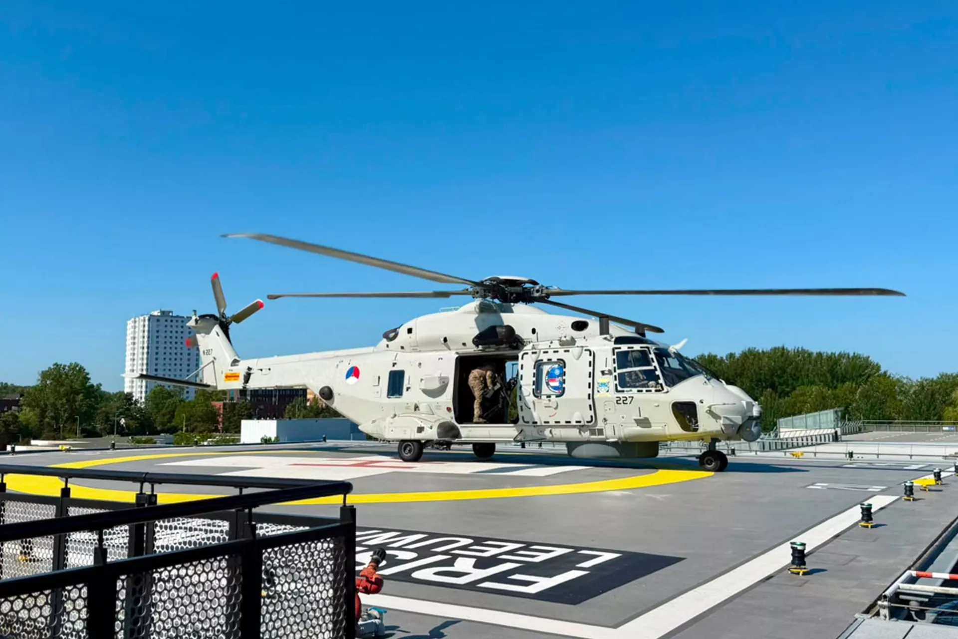 NH90-helikopter op de helihaven van Frisius MC.